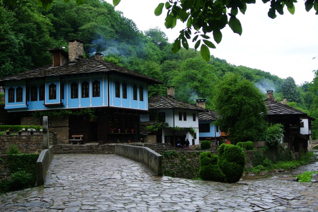 Rokende schoorstenen op oude Bulgaarse gebouwen in het etnografische dorp Etar