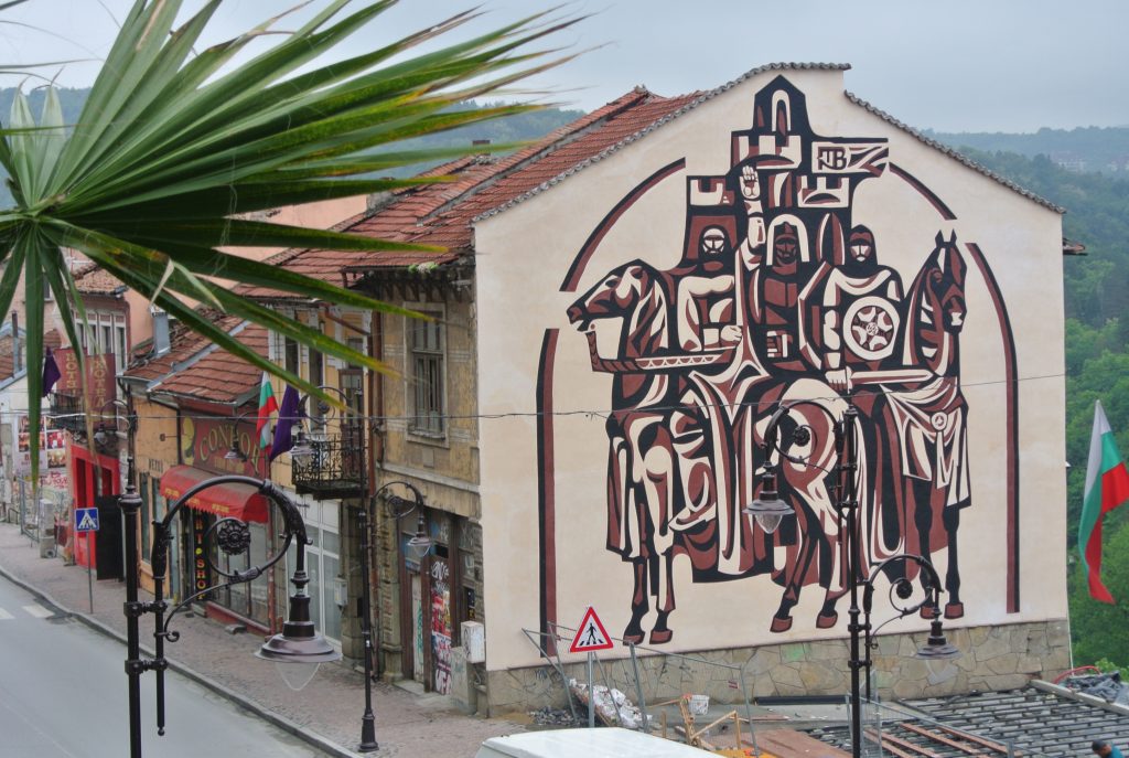 Een winkelstraat en muurschildering in Veliko Turnovo