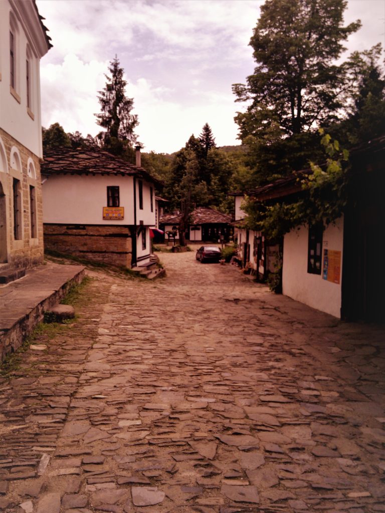 Een blik richting het dorpspleintje van Bozhentsi.