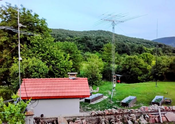 de tuin, met de nodige antennes